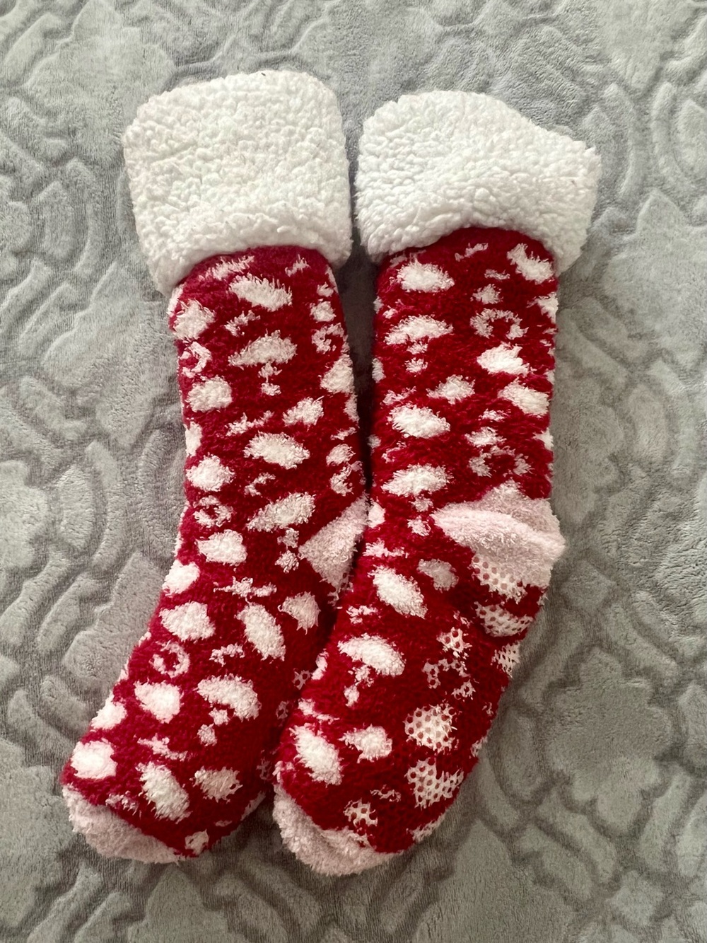 ❤️ Cozy Red & White Fuzzy Slipper Socks NWOT – Non-Slip Grips